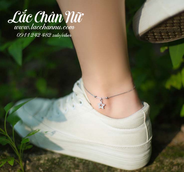 Nên đeo lắc chân bên nào cho đúng?