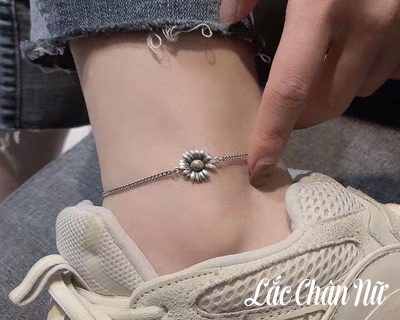 Lắc chân bạc hoa cúc khuyết cánh cá tính LCBN221